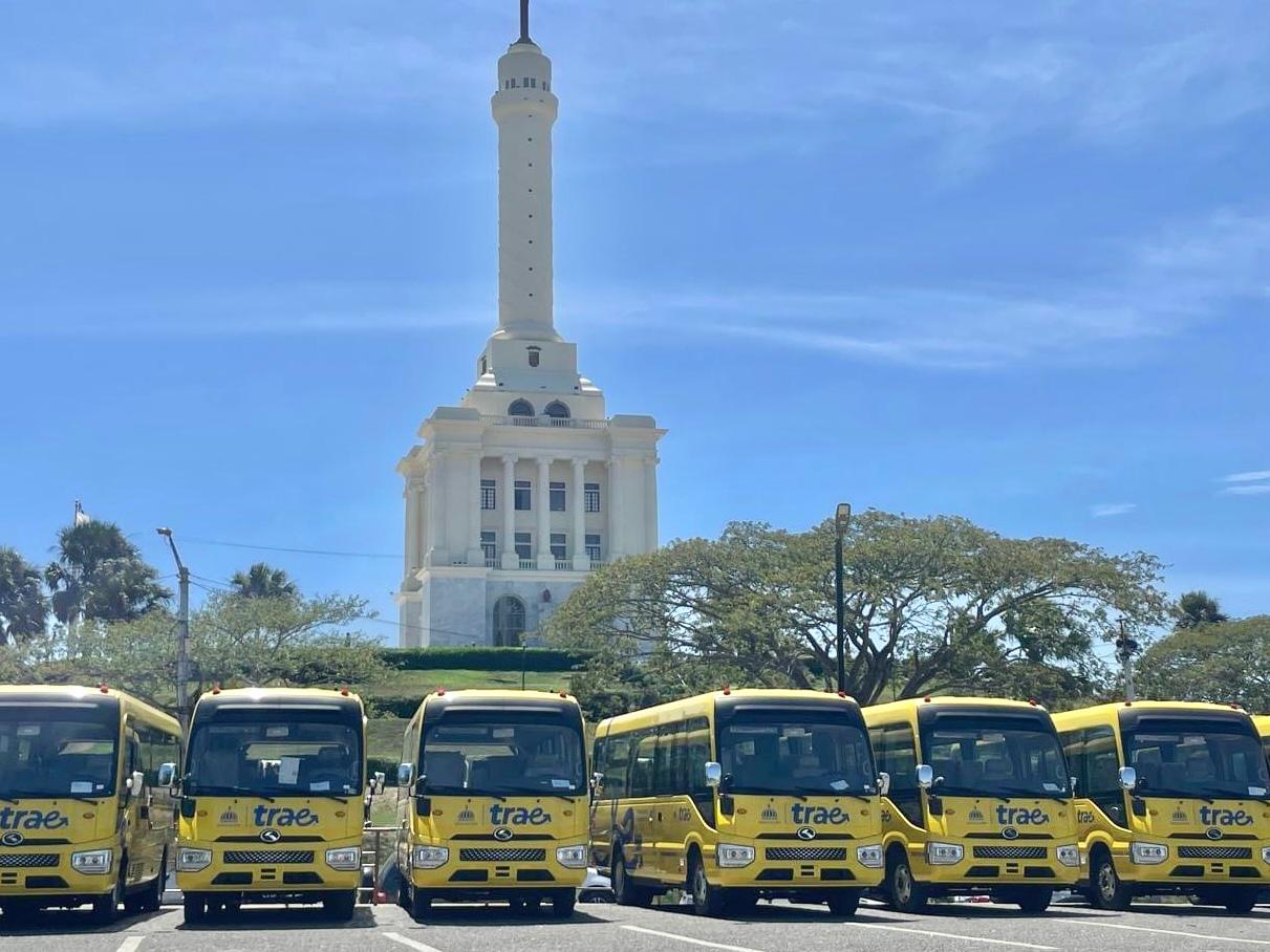 Inaugura la Vicepresidenta de la República servicio de transporte estudiantil en Santiago