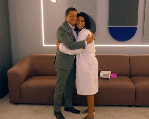 Padre de Karla Álvarez emociona en Planeta Alofoke