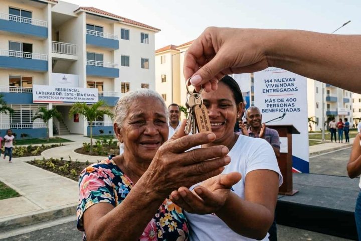 Compromiso gubernamental con viviendas de bajo costo: Entrega 144 apartamentos