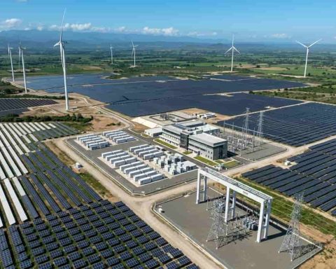 Primera Central Híbrida Eólica Solar: Hito Histórico 200 MW