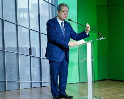 Leonel Fernández señala al gobierno como origen de la crisis económica