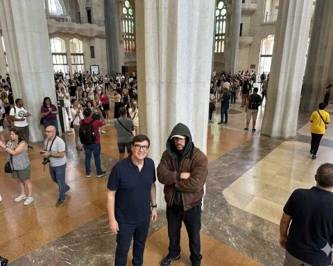 Salvador Illa publica un selfi con Bad Bunny en la Sagrada Familia