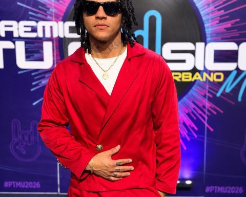 Kingzy Brilla En La Alfombra Azul