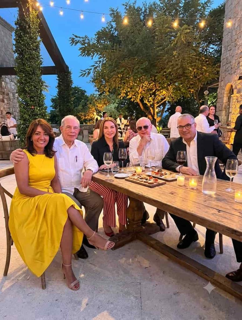 Danilo y Gonzalo con Hipólito y Carolina se reunitedon en un evento político