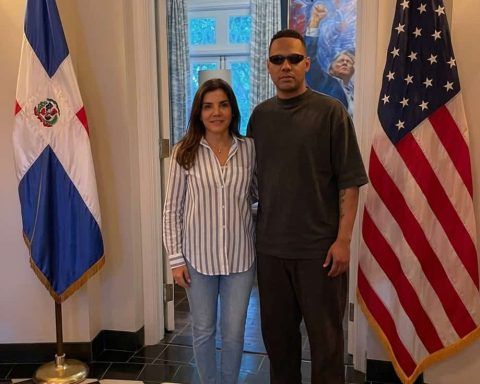 Santiago Matías y la embajadora Leah Campos en la Zona Colonial